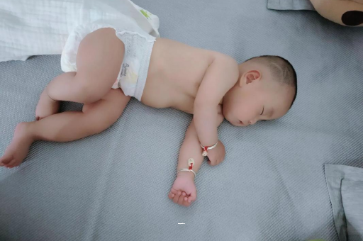 锦州宝宝胳膊上起红疙瘩